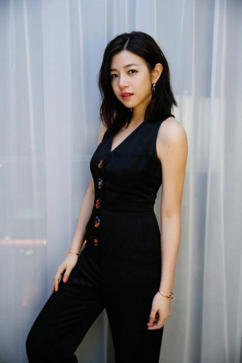 大气|陈妍希这次又穿错了，黑色无袖连体裤端庄大气，意外暴露壮硕肩膀