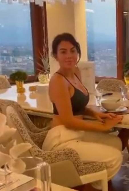 身材|C罗晒家庭晚宴,乔治娜穿衣大胆引争议,沙漏身材穿衣太有曲线美