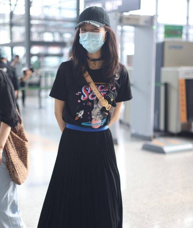 韩雪|韩雪的时尚感是真不错,穿印花T恤搭百褶裙,美如少女模样!