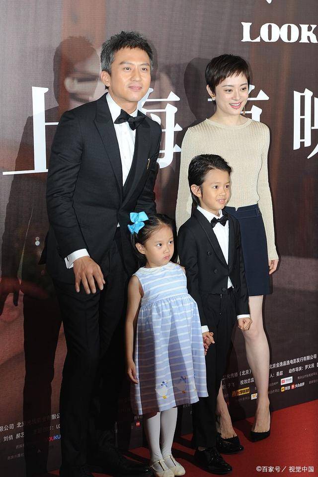 黑色|邓超孙俪携子女走红毯，儿子油背头很时髦，女儿穿蓝色裙子很乖巧