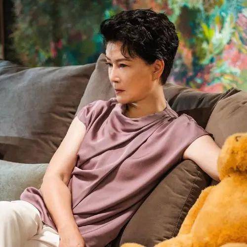 原创63岁朱茵真是优雅的上海老太太,秋季穿搭高贵接地气,适合妈妈们