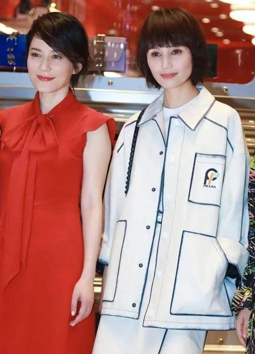 色彩|袁泉太有魅力了，穿白色外套内搭同色裙装，跟俞飞鸿同台也抢镜