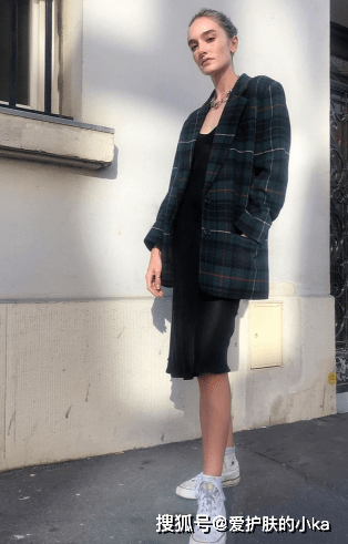 仙女|“百褶裙”要退位了，今秋流行的是“仙女裙”，配对外套巨好看！