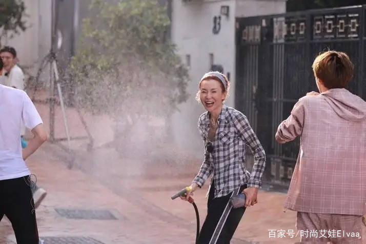黑色|张曼玉罕见晚会太惊艳，黑色打底衫配七分裤，看完气质真让人羡慕