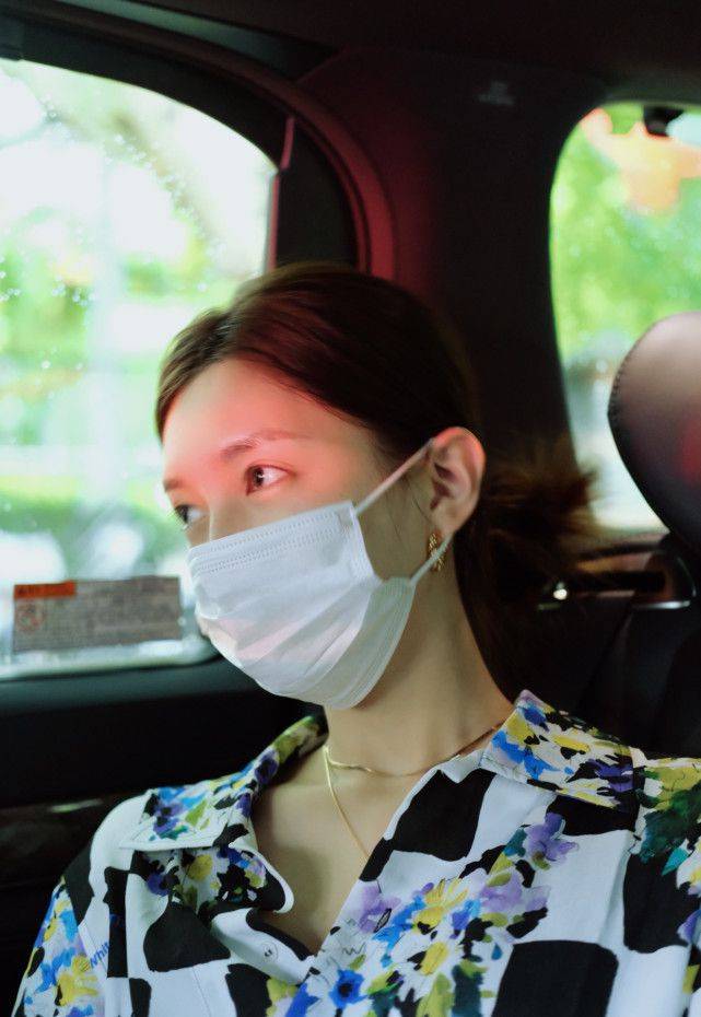 美得|江疏影美得真优雅,印花衬衫搭配短裤,素颜出镜真有气质