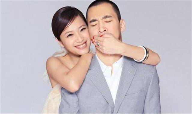 身材|徐静蕾黄立行穿情侣装甜蜜同框，黑色T恤配牛仔裤，休闲不失时尚