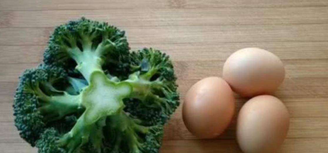 加入适量|西兰花加鸡蛋,10分钟就做出好吃好看的营养早餐,孩子连吃3块