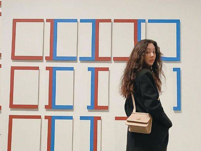 显高|郑丽媛米色风衣配碎花裙，画风舒适太治愈！