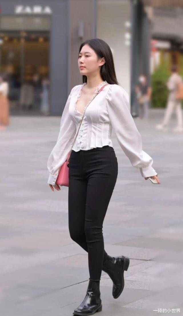白下|气质优雅小可人，漫步街头似佳人，路过叫好是行人？