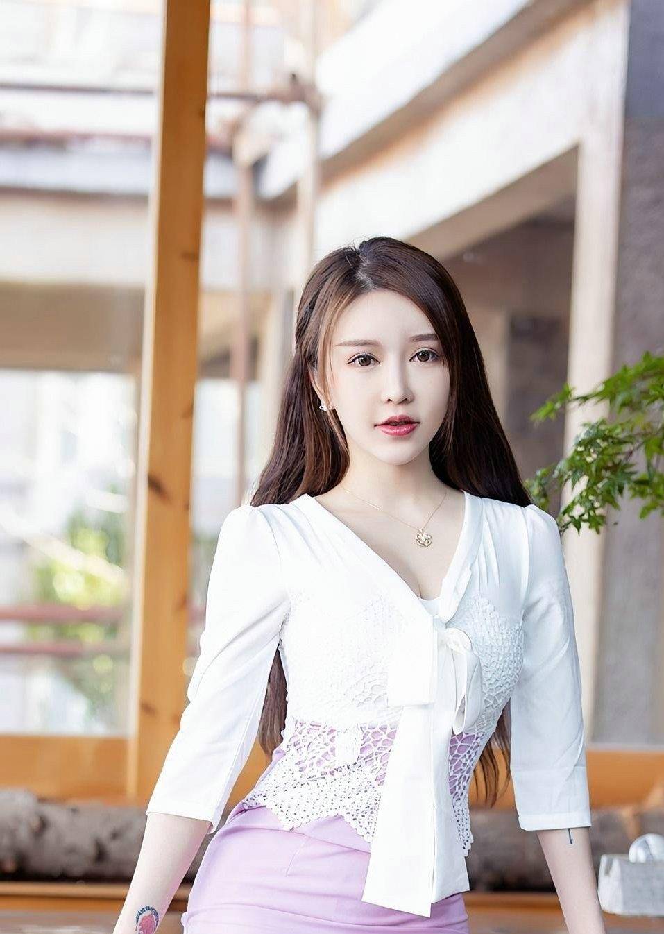 身材|女生都钟情于牛仔裤，搭配无袖针织衫，休闲有型美丽又成熟
