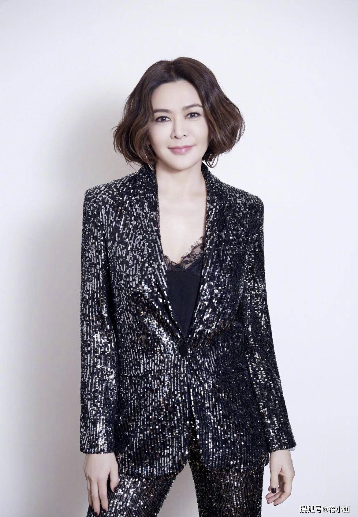 女神|关之琳才是不老女神，穿印花套裙时髦减龄，完全不像大婶辈的女人