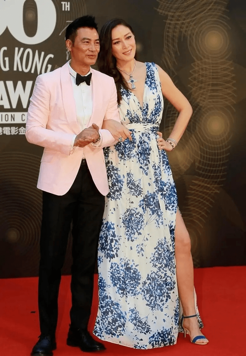 黑色|任达华老婆真不像60后，穿印花连衣裙气质好，模特身材挡不住