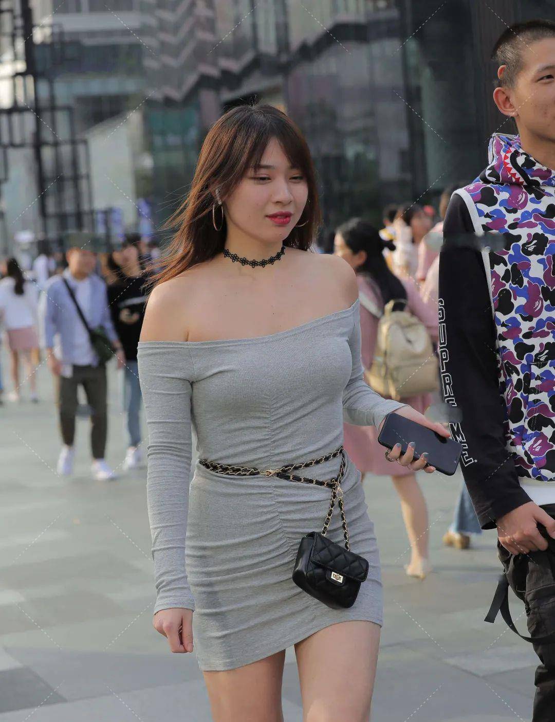 质感|连衣裙如何穿出质感的美,不仅要气质身材好,还要会运用穿搭技巧