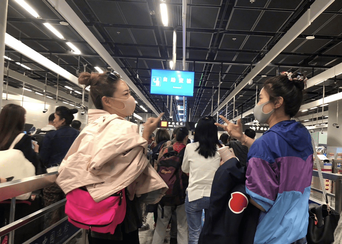 服装|“披荆斩棘”太太团中，真羡慕应采儿袁咏仪的状态，自带大嫂气场