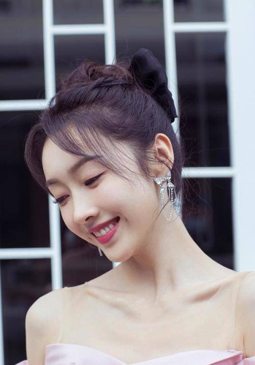 设计|宣璐不穿古装也惊艳,穿一袭粉裙大胆露肩,戏里戏外都这么甜