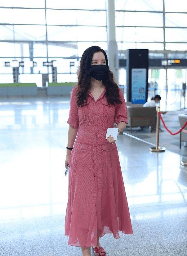 进行|张萌穿着打扮不像明星，好在气质优雅，穿“土潮妈妈裙”不减分