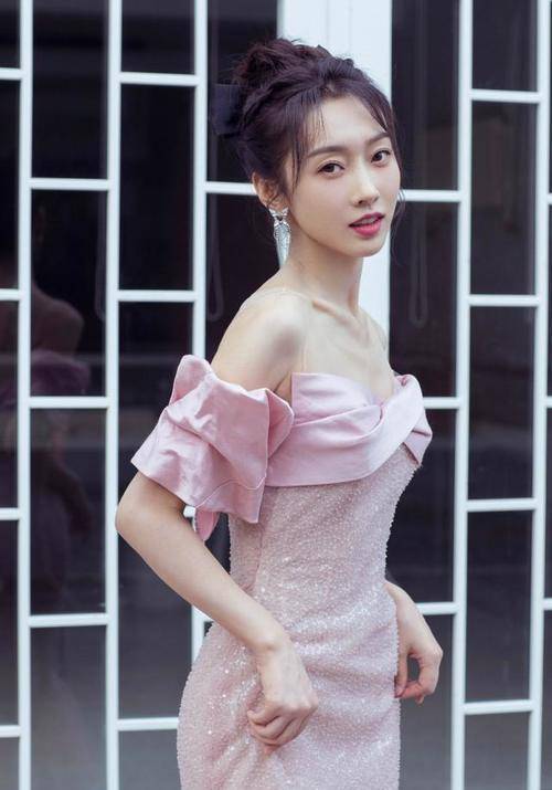 设计|宣璐不穿古装也惊艳,穿一袭粉裙大胆露肩,戏里戏外都这么甜