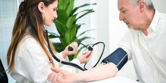 红细胞|尿蛋白、肌酐等指标轻微超标，事儿大吗？最后2个指标有大害