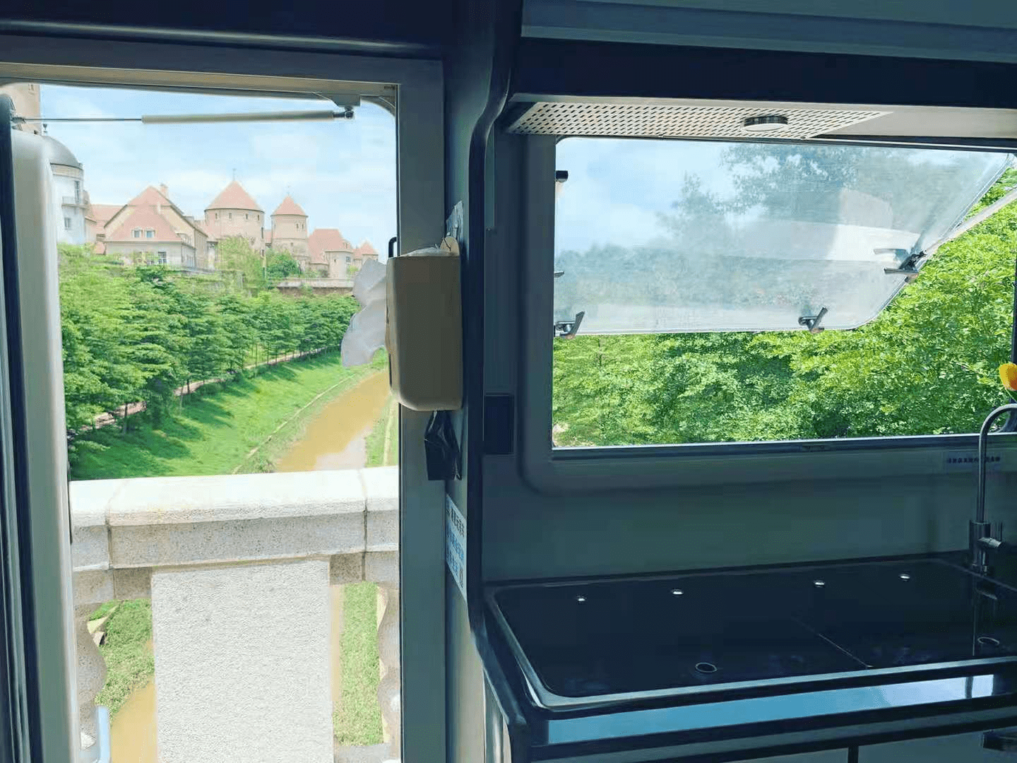 看看房车上的窗户有没有关,没有的话可以试试看能否在窗户钩出房车