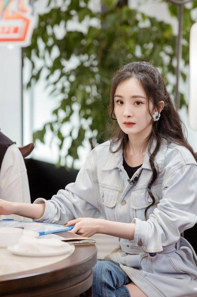 中性|“少女感”给杨幂太多自信，紧身牛仔裙都敢穿，但过膝长靴最抢镜