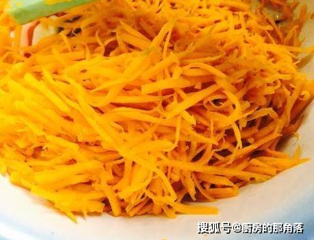 葱花|早餐就馋南瓜饼,一擦一拌一煎,手不沾面就能做,简单快手还营养