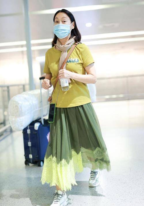 服装|惠英红穿国产短袖出门，低调搭配更高级，怪不得路人缘这么好