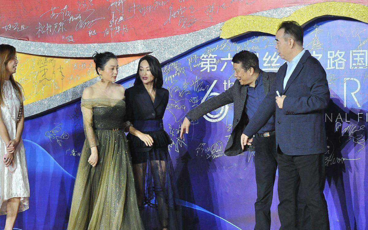 整体|陈红孩子都成年了,颜值气质还是这么美,多艳的裙子也能驾驭