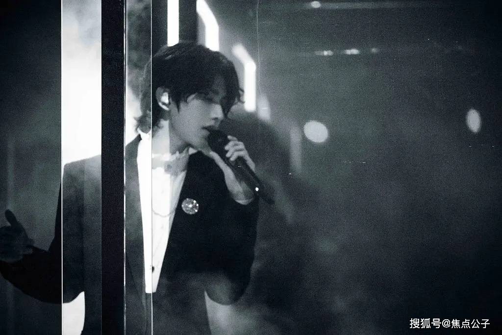 网友|人均高级设计师？蔡徐坤粉丝用纸巾做婚纱，追星也要内卷了吗？