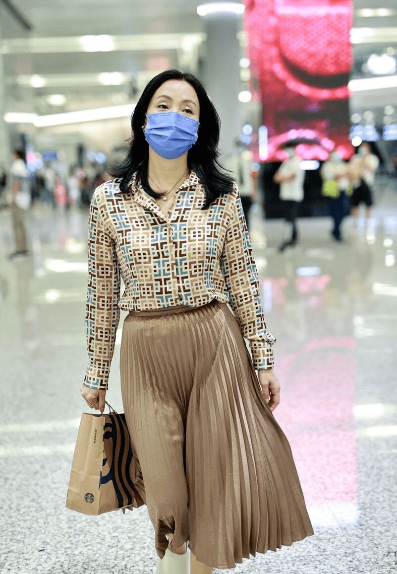 身材|陶虹人到中年好会穿，衬衫配百褶裙好优雅，但丝袜配凉鞋看不懂