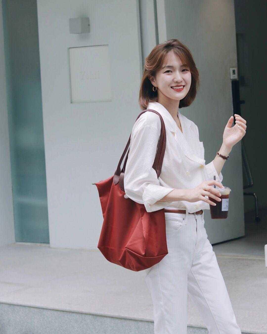 颜色|白裤子搭配衬衫，显得比较宽松和休闲