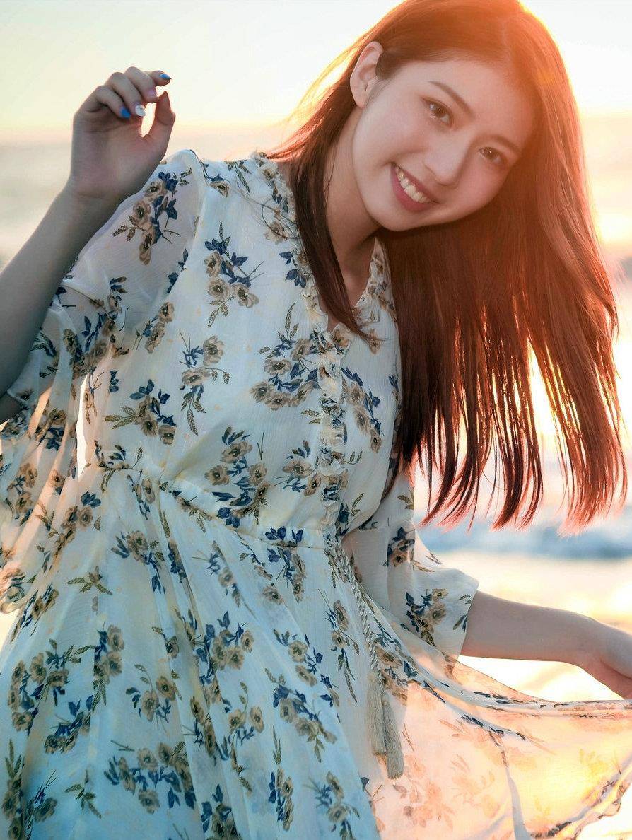 黑色|女生都爱热裤穿搭，配黑色短袖衫，清爽靓丽又显成熟气息