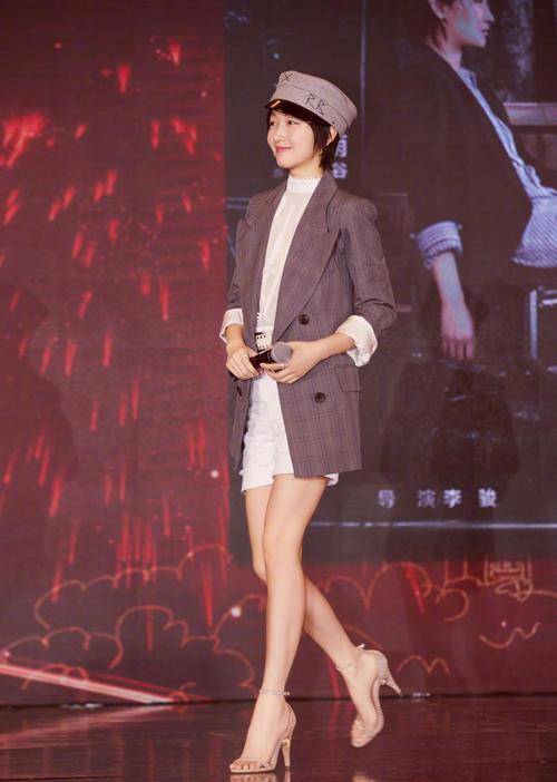 周冬雨|周冬雨真厉害，162的身高穿西装又帅又美，戴贝雷帽嫩回18岁