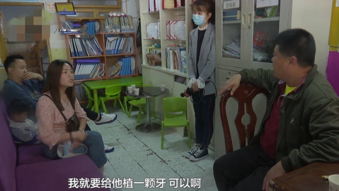 要求|贵阳：孩子在幼儿园磕断牙，家长要求种植牙齿，园长：换牙期
