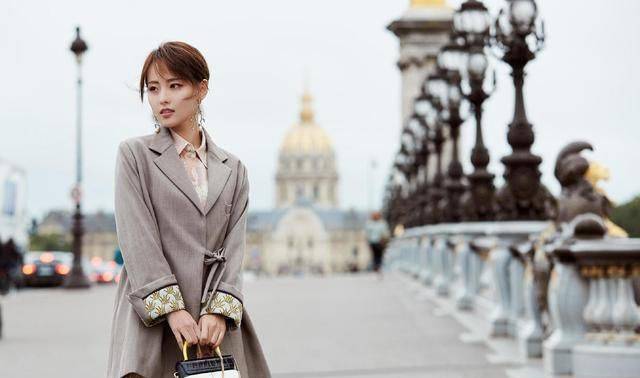 颜色|张嘉倪真会穿,拼接外套搭配短裤少女感爆棚,完全看不出是两娃的妈!