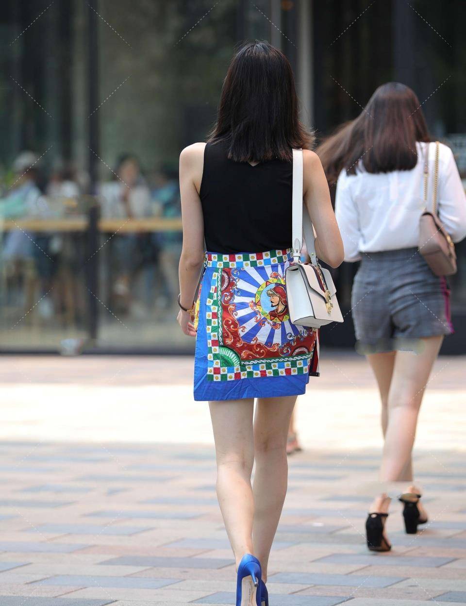 高跟鞋|半身长袖打底衫加牛仔短裤，搭配出色，既清新又亮眼