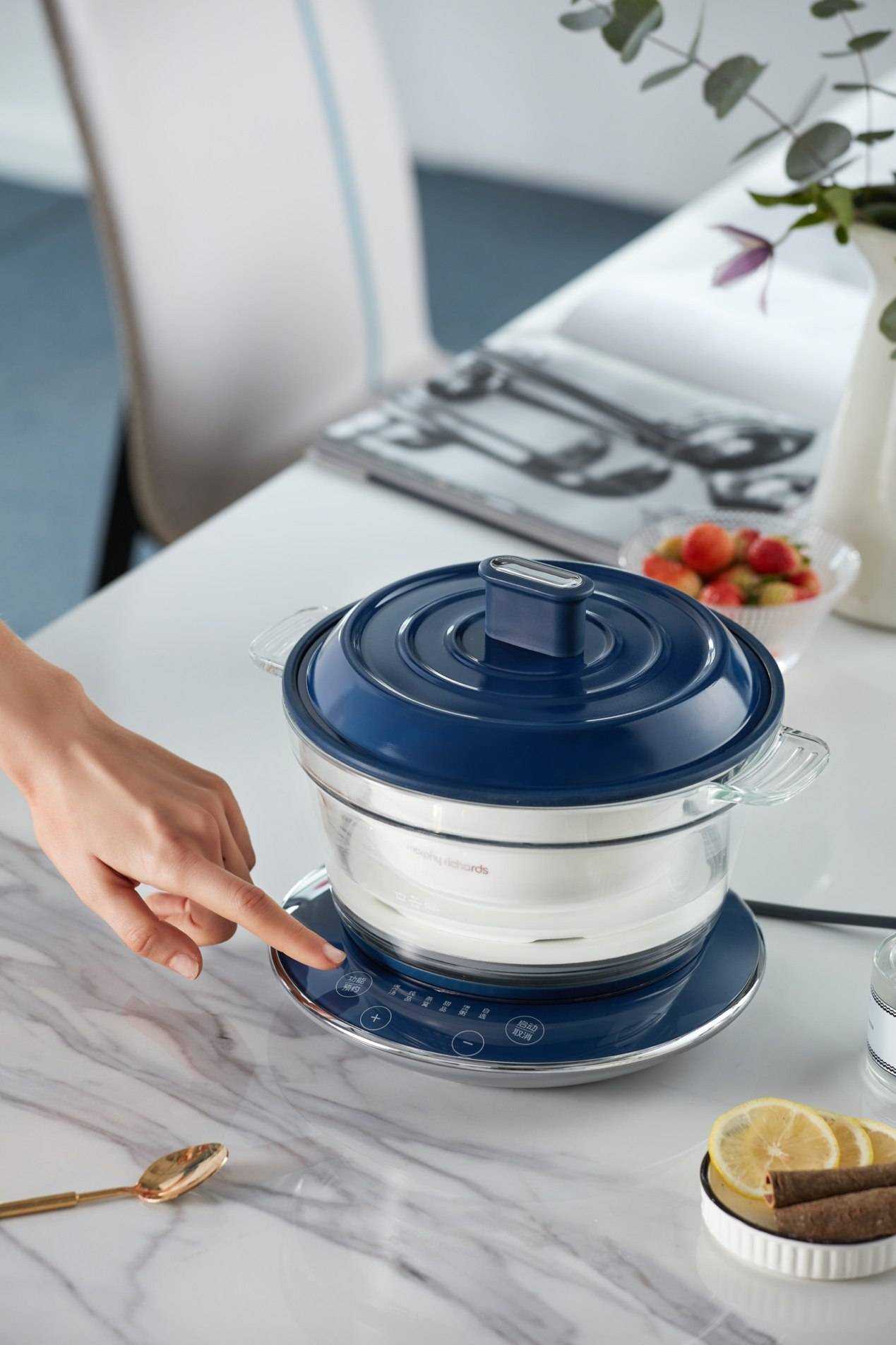 换季精致润养摩飞养生锅能煮善炖给你好看