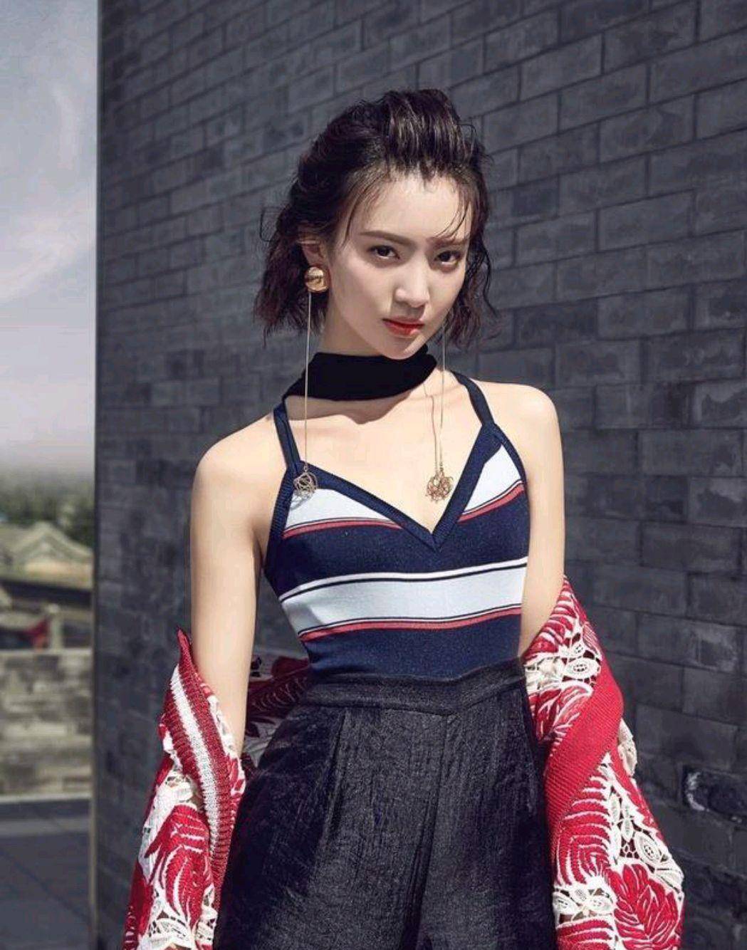 职场|金晨的气质有多绝？穿上西服百褶裙后，完全看不出她是个90后！