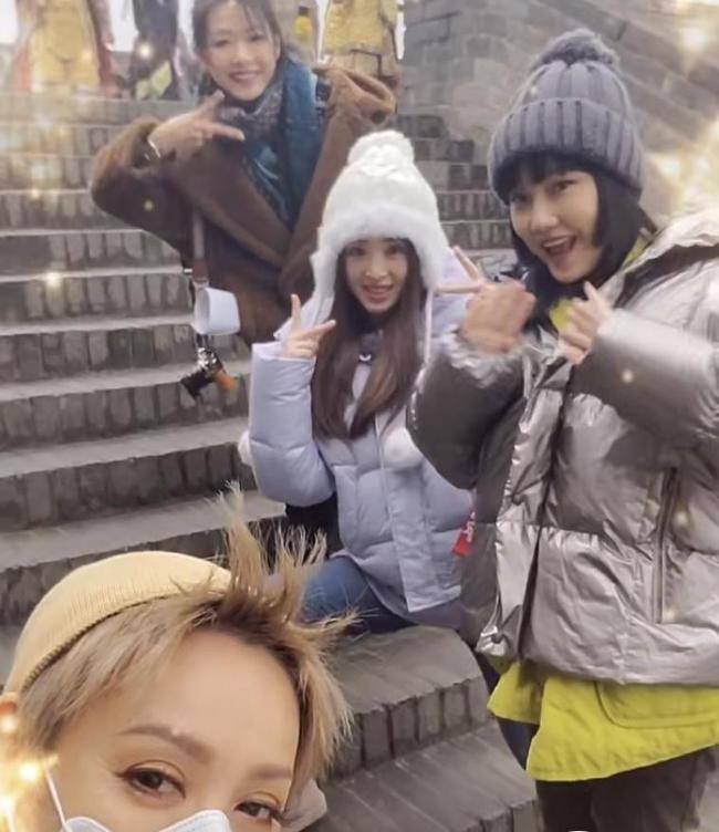 黑色|宁静登西安城墙，毛绒大衣很有女人味