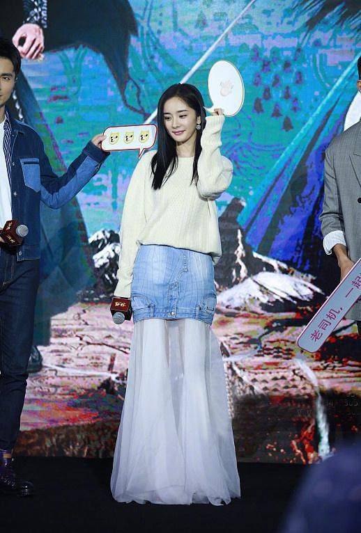 中性|“少女感”给杨幂太多自信，紧身牛仔裙都敢穿，但过膝长靴最抢镜