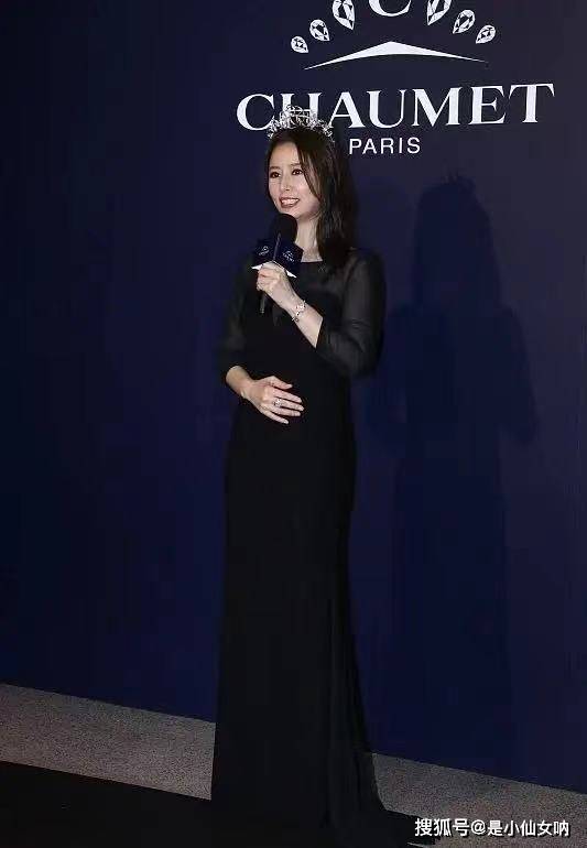 黑色|45岁林心如怀二胎?罕亮相全程抚摸小腹,穿礼服腰身圆润胖得多