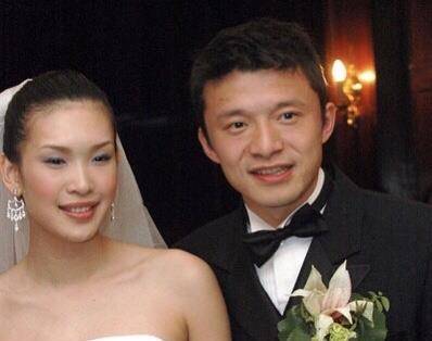 佟晨洁比魏巍大两岁,曾和前国脚谢晖有过一段7年婚姻.