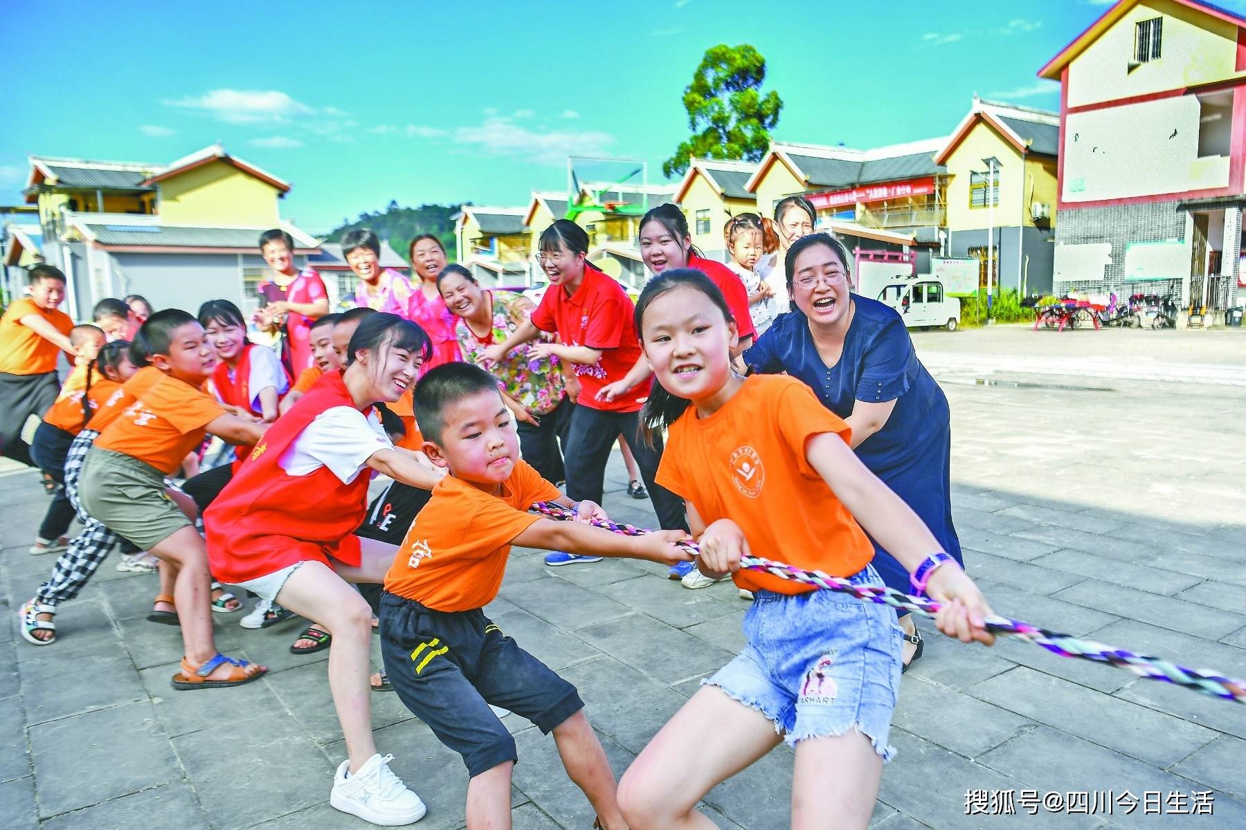 "大学生社会实践志愿者和前锋区志愿者先后来到观塘镇三台村,代市镇