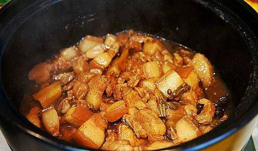 最简单的家常红烧肉炖土豆 f87cbb602eb94fc6bfb8316f30fa4db4.jpeg