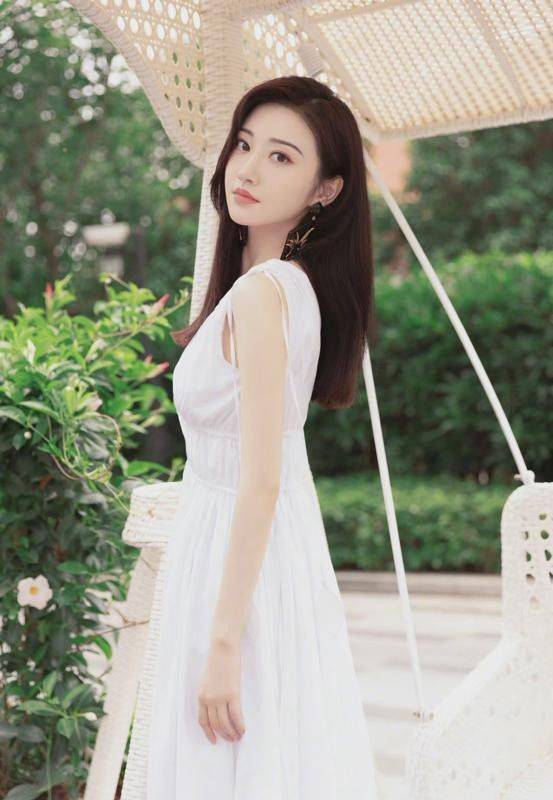 香芋|景甜扮嫩真是有一套，穿着嫩绿的吊带裙，但鞋子看着可真够热的