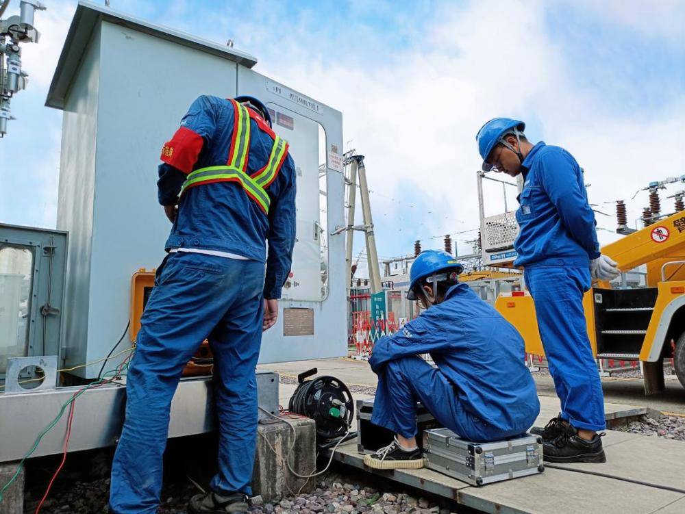 室外温度近40四川大凉山里的检修师晒成检修湿