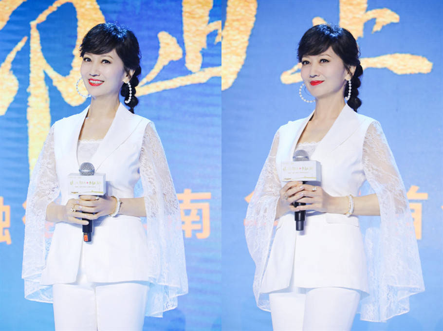 立体感|赵雅芝还是那个“白娘子”,穿蕾丝西装太时髦,脚踩恨天高气场强