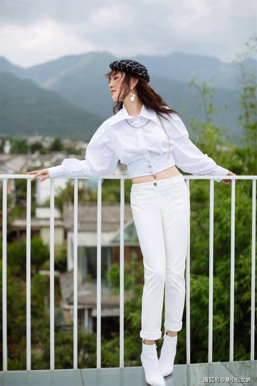 显得|50岁杨钰莹爱上装嫩,穿连衣裙故意镂空,双手捧脸太可爱