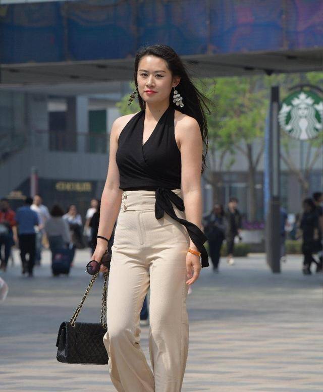 色调|打底裤的打扮撑起自信姿态，显出女性的青春气息