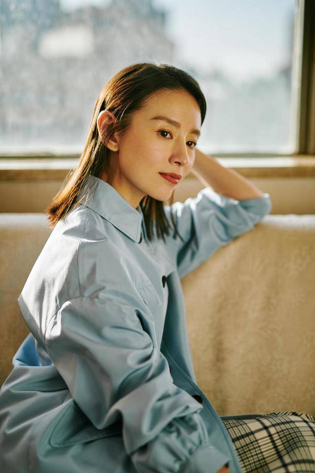 卫衣|董洁不认真打扮也美得出众，卫衣配牛仔裤简约朴素，低调温柔