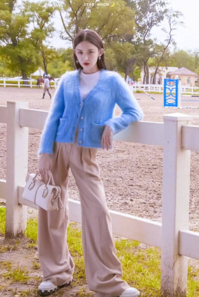 褐色|还在玩黑色配造型吗？那就out了！今年流行这4组配色，显白又高雅